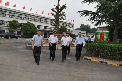農發(fā)行河南省分行黨委書記、行長謝文蒞臨林河酒業(yè)和銀河棉業(yè)調研